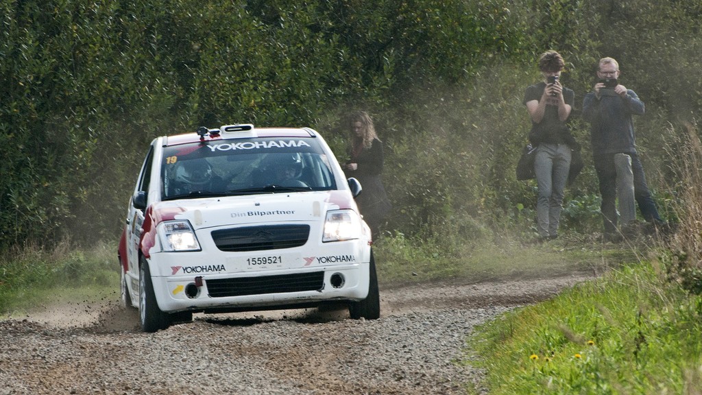 Frank Nielsen og Per Brodersen i Citroén C2R2 Max ved starten på en længere grusstrækning i Rally Naturens Rige 2021
(Foto: rallypics.dk / Viggo Johansen)